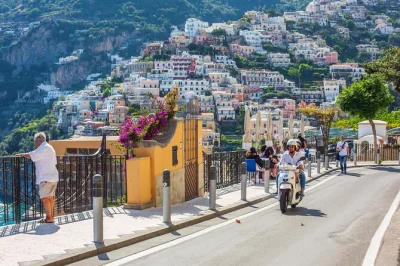 Descubre la costa de amalfi a tu ritmo con un alquiler de scooter en sorrento. olvídate del tráfico, para donde quieras y con cascos incluidos para dos personas.