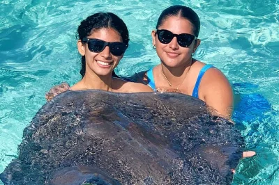 Nuota con le razze a stingray city, fai snorkeling tra i colori di coral gardens e rilassati a starfish point con una barca privata a grand cayman con equipaggio locale e pranzo incluso.