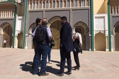 Scopri la medina di fez a piedi con una guida del posto, tra souk, concerie e siti storici, con una sosta per un tè in una delle botteghe più antiche. include il trasferimento.