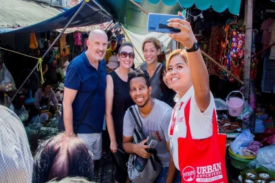 Descubre el mercado ferroviario de maeklong y el mercado flotante de damnoen saduak en una mañana, con guía local, paseo en bote y visita a una aldea tradicional.