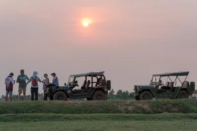 Scopri la campagna cambogiana in jeep da siem reap, visita un monastero buddista, incontra i monaci e sorseggia un drink al tramonto tra i campi di riso. trasferimento incluso.