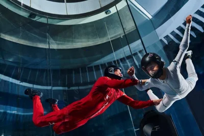 Viva a experiência do indoor skydiving em denver com dois voos, orientação personalizada e certificado exclusivo. equipamento e treinamento inclusos.
