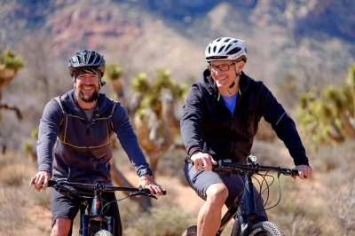 Viva a experiência do mustang trail em red rock canyon com passeio guiado de mountain bike saindo dos hotéis da las vegas strip. equipamento completo, guia local e transporte ida e volta incluídos.