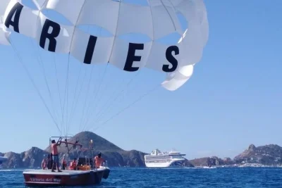 Sorvola cabo san lucas con il parasailing di aries water sports, ammirando land’s end e medano beach. include giubbotti di salvataggio, crew esperta e foto gratis.