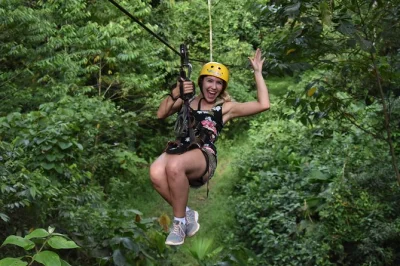 Vivi l’avventura della zipline nella foresta di la fortuna, scopri la cultura locale e rilassati nelle piscine termali vulcaniche con fanghi. ingresso e attrezzatura inclusi.