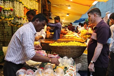 Découvrez le marché aux fleurs de mumbai, les pêcheurs koli à sassoon dock, et la gare cst à l’aube avec un guide local. transport privé et eau en bouteille inclus.