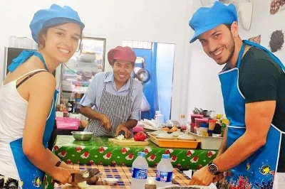 Aprende a cocinar platos tailandeses auténticos en phuket con grupo pequeño, clase práctica y transporte ida y vuelta al hotel. prepara pasta de curry desde cero.