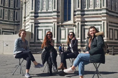 Explore florence’s duomo, ponte vecchio, and piazza della signoria with a portable chair, local art historian guide, and authentic gelato tasting included.