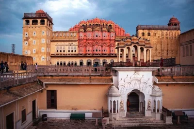 Erlebe jaipurs city palace, hawa mahal, jantar mantar & jal mahal bei einem privaten tagesausflug ab delhi mit hotelabholung, ortskundigem guide und transfers inklusive.