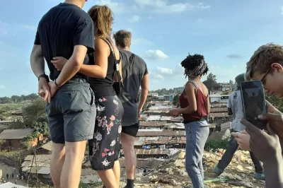 Découvrez kibera avec un guide local : rencontrez les habitants, goûtez la cuisine kényane, admirez le street art coloré et partagez des histoires. comprend café, thé et eau en bouteille.