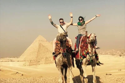 Excursión privada desde hurghada a el cairo con entrada a las pirámides de giza y museo egipcio, recogida en hotel, almuerzo incluido y guía local experto todo el día.