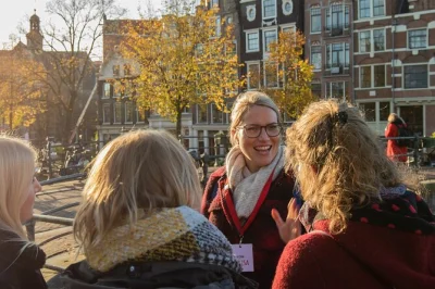 Scopri piazza dam, la casa di anne frank e il quartiere jordaan con una passeggiata in piccolo gruppo guidata da un locale. consigli esclusivi per angoli nascosti.