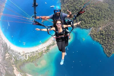Vuela sobre la playa de Ölüdeniz desde babadağ en un vuelo tándem de parapente en fethiye. incluye recogida, todo el equipo y video opcional del vuelo.