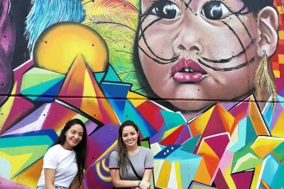 Erlebe medellíns comuna 13 mit privatem guide, metrocable-fahrt, straßenkunst und lokalen snacks. inkl. hotelabholung und flexiblem ablauf.