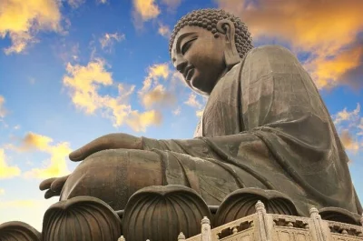 Découvrez l’île de lantau avec le bouddha géant, le village de pêcheurs tai o, une croisière pour observer les dauphins et des dégustations locales, avec prise en charge depuis central et guid