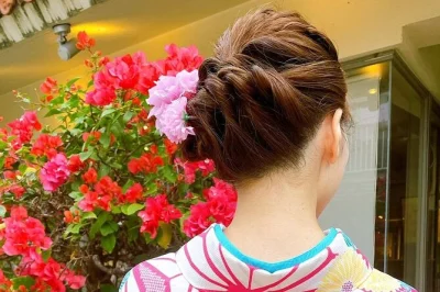 Indossa un kimono o ryuso tradizionale a okinawa, fatti acconciare i capelli e passeggia tra kokusai street e il castello di shuri. tutto incluso: vestizione, foto e accessori, senza bisogno di esperi