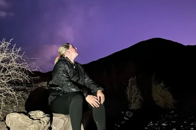 Descubre purmamarca de noche con un guía local: camina entre cerros, escucha leyendas andinas y conoce tradiciones ancestrales y su fusión con el catolicismo. tour en grupo pequeño.