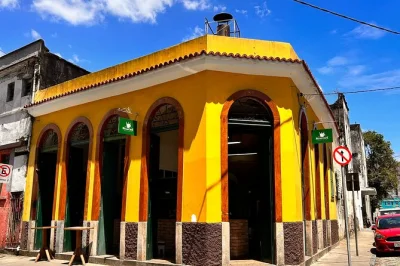 Erlebe die rei do café rösterei in santos, lerne traditionelle kaffeeröstung kennen und genieße einen espresso oder ein eis am stiel. geführte tour mit verkostung inklusive.