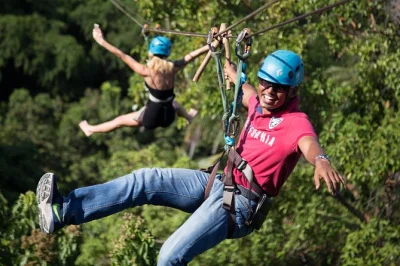 Disfruta del zipline y teleférico en lamai viewpoint, más un relajante masaje de spa de peces en koh samui. entrada con arnés y horario flexible incluido.