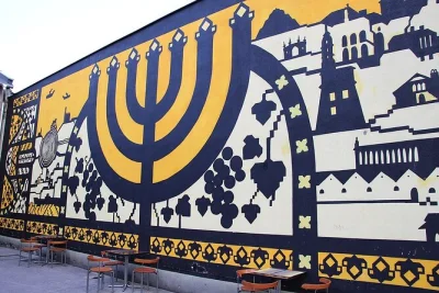 Scopri la storia ebraica al museo ebraico di galizia nel quartiere kazimierz di cracovia, visita mostre emozionanti e accedi a 37 musei con un unico pass salta fila.