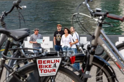 Découvrez l’histoire de berlin à vélo avec des arrêts au mur de berlin, checkpoint charlie et la porte de brandebourg. guide local et petit groupe pour une expérience intime.