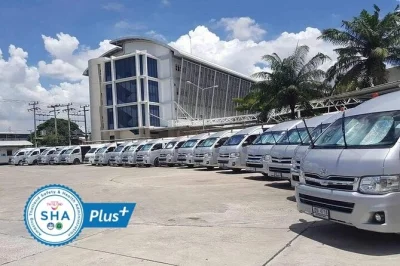 Traslado privado desde tu hotel en bangkok al aeropuerto con peajes incluidos, agua y atención en inglés. recogida puntual y conductor local.