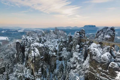 Scopri la svizzera sassone e boema da dresda, cammina sul ponte di bastei e alla porta pravčická o alle rocce di tisá, con pranzo locale e pick-up in hotel incluso.