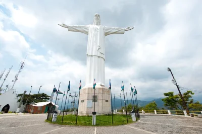 Explore cali’s cristo rey, tertulia museum, and downtown with a local guide. includes hotel pickup, coffee tasting, and authentic colombian snacks along the way.