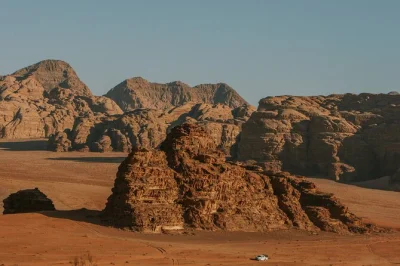 Découvrez wadi rum lors d’une journée complète en jeep. explorez la source lawrence, dévalez les dunes rouges en sandboard, randonnez sur des ponts rocheux et savourez un thé bédouin au couche