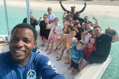 Nada con cerdos en pig beach, haz snorkel en rainbow reef cerca de rose island y observa tortugas en green turtle cay. tour privado en barco desde nassau con snacks y recogida.