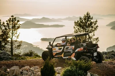 Scopri le colline e i borghi di dubrovnik in buggy privato, con pickup, guida locale e soste panoramiche sulla città vecchia. include acqua e dolcetti tipici.
