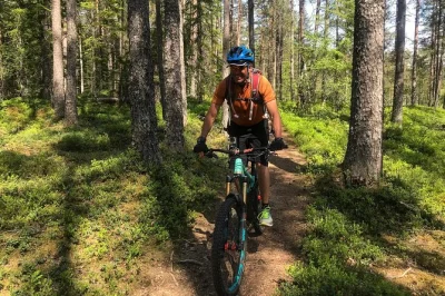 Recorre senderos de singletrack y caminos de grava en el bosque de bømoen en voss con guía local, bici de montaña de alta gama, casco y guantes incluidos. ideal para todos los niveles.