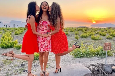 Explorez les vins uniques de santorin lors d’une visite privée au coucher du soleil avec dégustations, balades dans les vignobles et prise en charge à l’hôtel. snacks locaux, guide expert et p