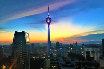 Disfruta de un buffet en aras, en lo alto de la torre de kuala lumpur, con almuerzo, cena o té de la tarde. incluye traslado desde el hotel y vistas panorámicas desde 282 metros.