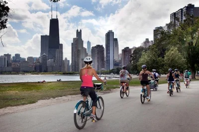 Recorre chicago a tu ritmo con un alquiler de bici por todo el día, casco, candado y mapa detallado. descubre navy pier, millennium park y más—devuelve la bici antes de las 5pm.
