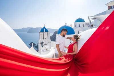 Vivez une séance photo privée en robe volante à santorin, avec les dômes bleus d’oia, la vue sur la caldeira et un photographe local. transfert inclus et 50 photos retouchées.