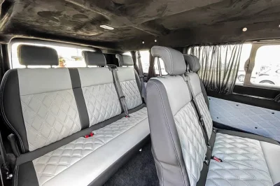 Transfert privé depuis l'aéroport de santorin vers n'importe quel hôtel de l'île, avec eau en bouteille, wifi et climatisation. prise en charge simple et confortable pour tous les voyageurs.