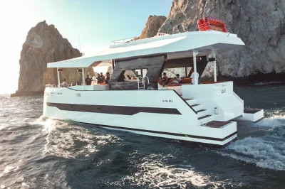 Vivi un tour privato in catamarano a cabo san lucas con soste a el arco, playa del amor e playa del divorcio. snorkeling, pranzo e bevande inclusi a bordo.
