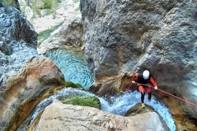 Vivi l’emozione del canyoning a rio verde vicino granada: salti, scivoli e nuotate in acque smeraldo. include attrezzatura, snack e transfer andata e ritorno dall’hotel.