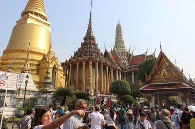 Descubre el palacio real de bangkok, wat pho, wat arun y el mercado de flores en un tour privado de un día con guía local. incluye recogida y almuerzo tailandés.