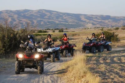 Erlebe eine quad-tour durch kappadokiens rose-, rot-, schwert- und love-tal bei sonnenuntergang. inklusive hoteltransfer, schutzkleidung und ortskundigem guide. kleine gruppe.