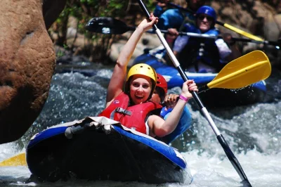 Vivez une aventure unique près du volcan rincon de la vieja : balade à cheval, tyrolienne, rafting ou tubing, avec déjeuner, bain de boue volcanique et transfert inclus.