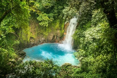Découvrez le rio celeste au costa rica avec une randonnée guidée, une baignade dans ses eaux turquoise, la visite du labyrinthe katira et la rencontre avec des paresseux. déjeuner et transport pri