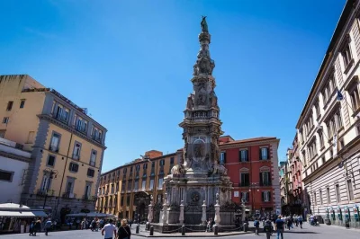 Esplora napoli con un tour privato a piedi insieme a una guida locale. visita il duomo, spaccanapoli, san gregorio armeno e molto altro. incluso il pick-up al porto.