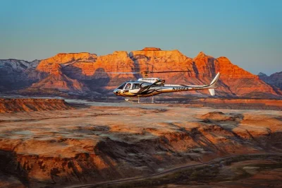 Découvrez zion & canaan depuis les airs lors d’un vol en hélicoptère de 160 km, avec des vues inédites, un petit groupe convivial et une option d’atterrissage sur butte. tous frais inclus.