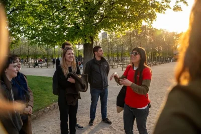 Explore paris à noite pelos bairros de saint-germain e bairro latino, visite locais famosos de filmagem, saboreie uma deliciosa pâtisserie e termine na charmosa place dauphine com guia local.