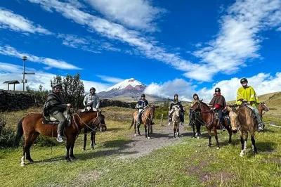 Recorre a caballo los paisajes salvajes de cotopaxi, camina por la laguna limpiopungo y disfruta un almuerzo con guías locales. transporte privado desde quito incluido.
