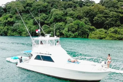 Partez de panama vers l’île de taboga en yacht privé, avec pêche, snorkeling et balade dans le village. matériel, boissons, clim et équipage bilingue inclus.