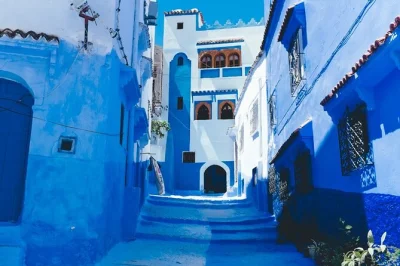 Scopri le strade blu di chefchaouen in un’escursione da fes con guida locale, trasferimenti e pausa tè nella medina. include soste tra le montagne del rif.