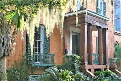 Parcourez les rues hantées de savannah la nuit, écoutez les récits de fantômes d’un guide local, découvrez des maisons historiques et visitez le cimetière colonial park. départs en soirée di